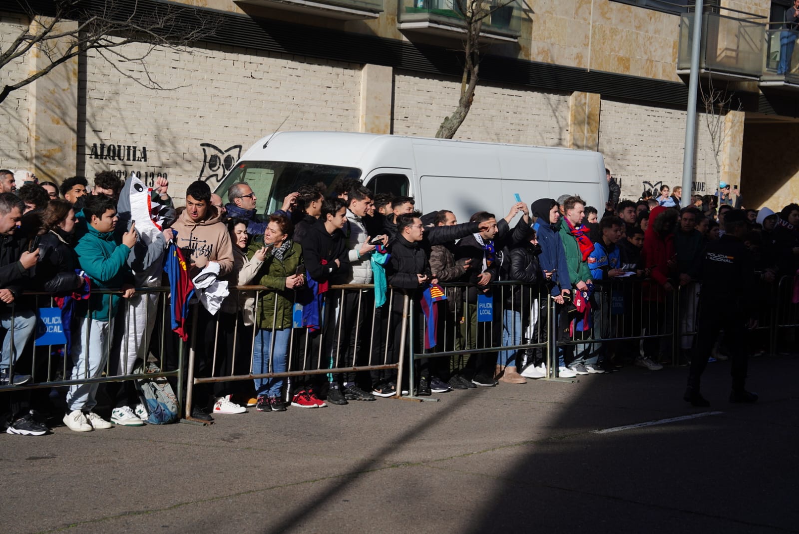 El Barça llegó a su hotel entre una multitud de aficionados: Pedri, el más reclamado