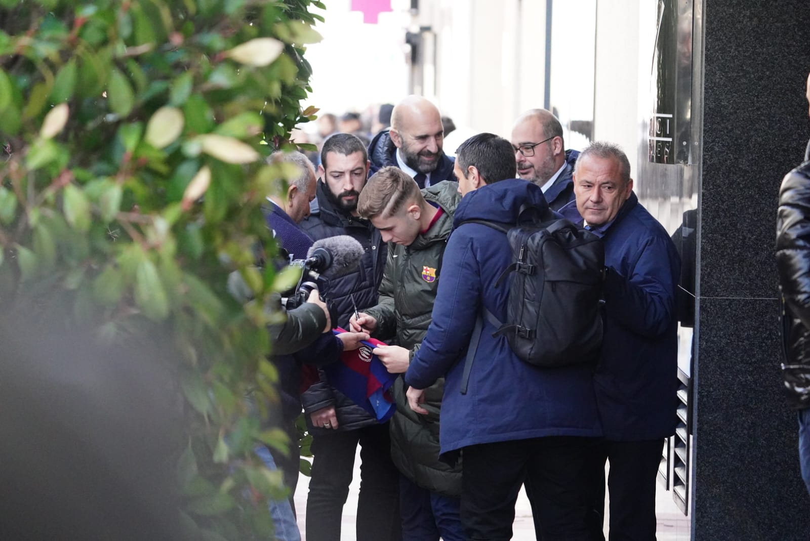 El Barça llegó a su hotel entre una multitud de aficionados: Pedri, el más reclamado