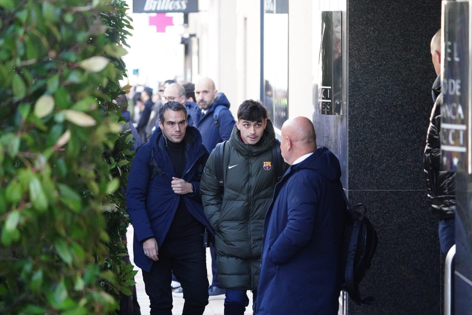 El Barça llegó a su hotel entre una multitud de aficionados: Pedri, el más reclamado