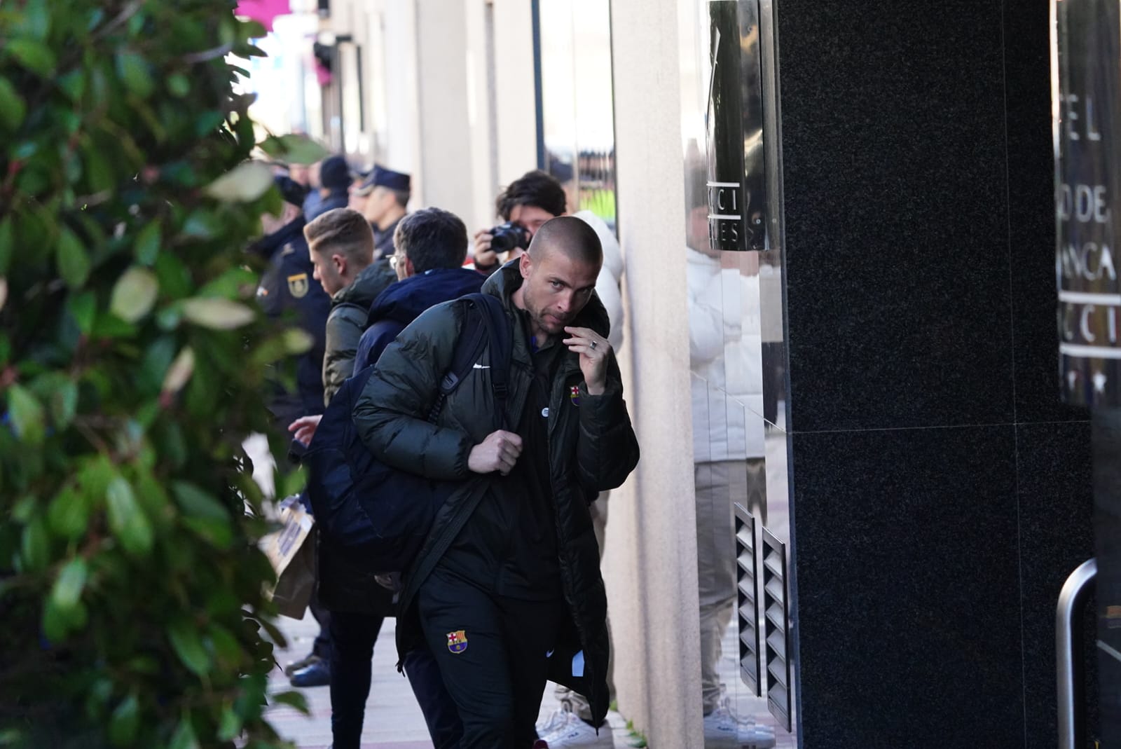 El Barça llegó a su hotel entre una multitud de aficionados: Pedri, el más reclamado