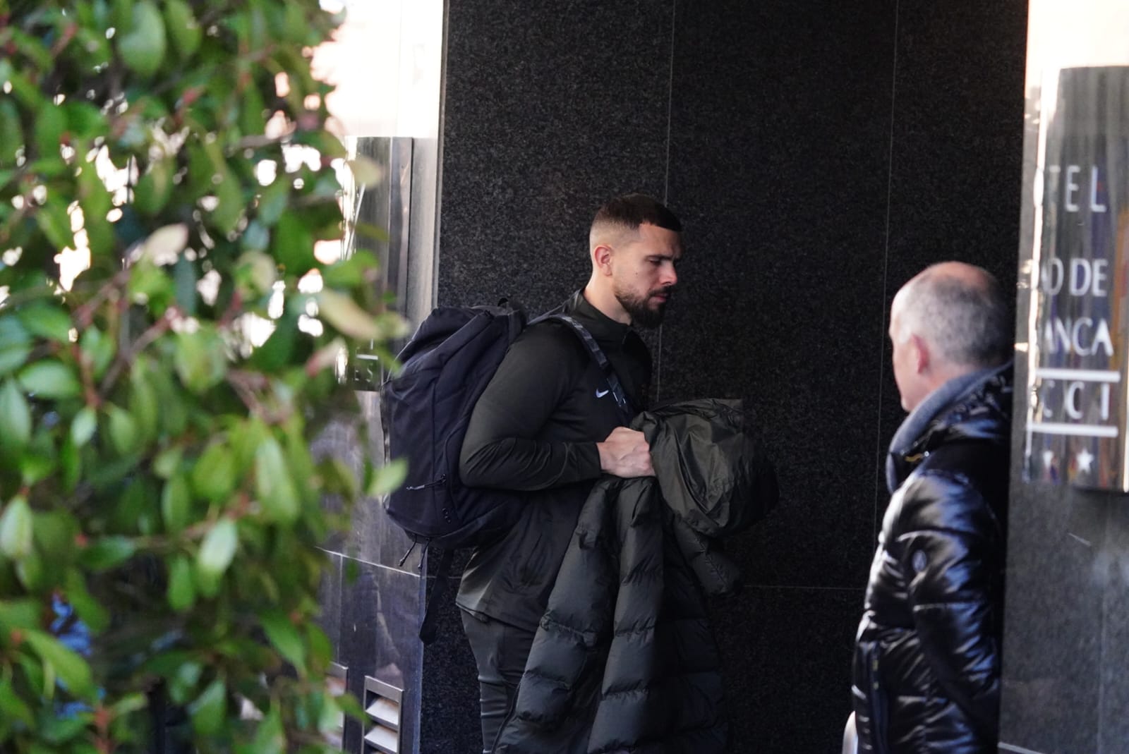 El Barça llegó a su hotel entre una multitud de aficionados: Pedri, el más reclamado