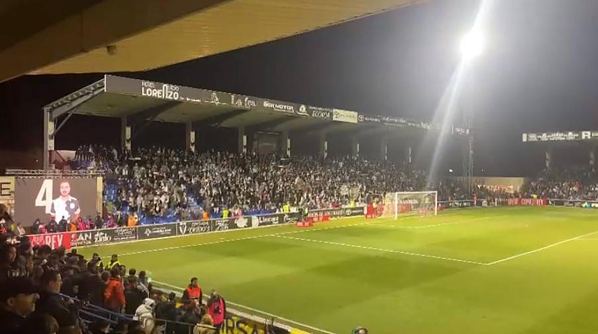 La afición 'marcó el primero': así coreó la grada del Reina Sofía a los jugadores de Unionistas antes del partido