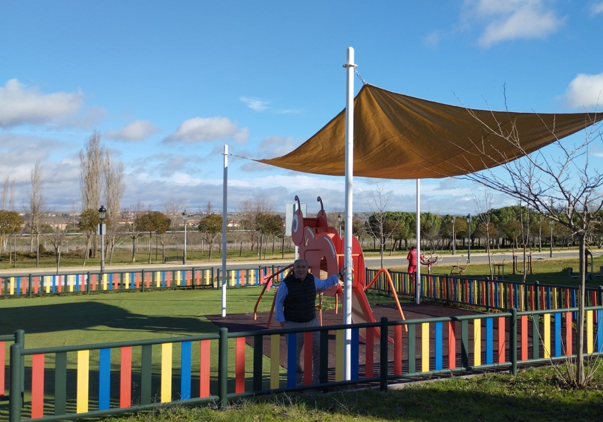 El edil Juan José Santos, en el parque infantil de la avenida Aldebarán.