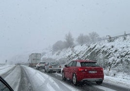 Los primeros copos de nieve provocan problemas de circulación en el sureste de la provincia