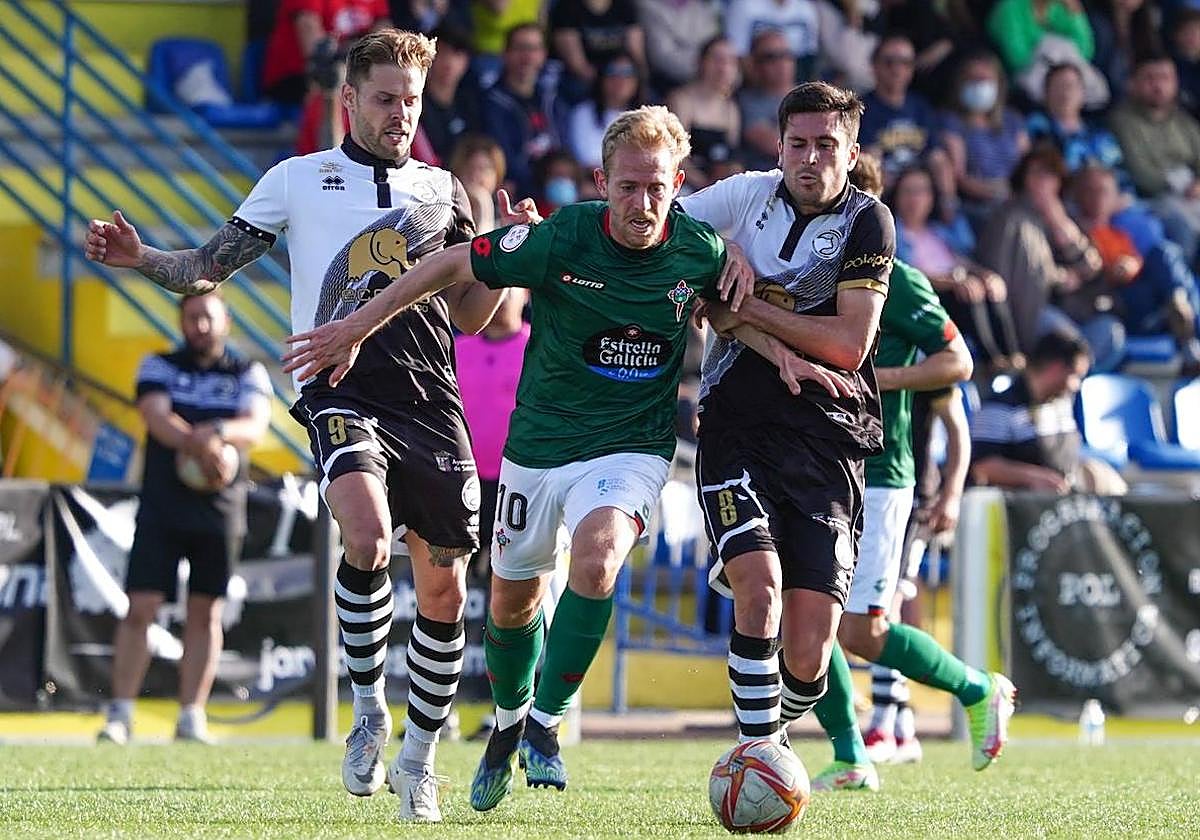 Dani Nieto disputa un balón con Nespral.