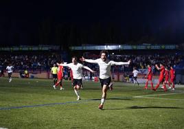 Javi Navas celebra el gol del triunfo en el último derbi, disputado el pasado verano en la Copa RFEF.