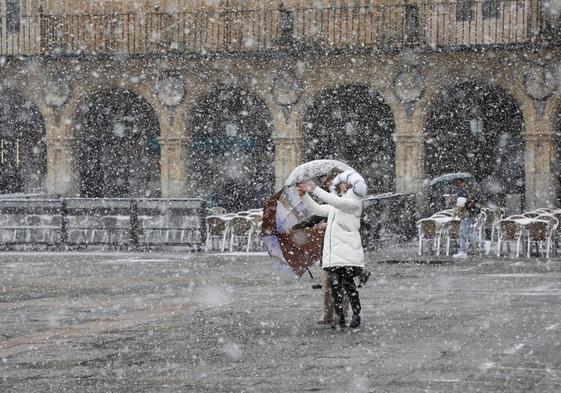 Una imagen de nieve en la Plaza Mayor.