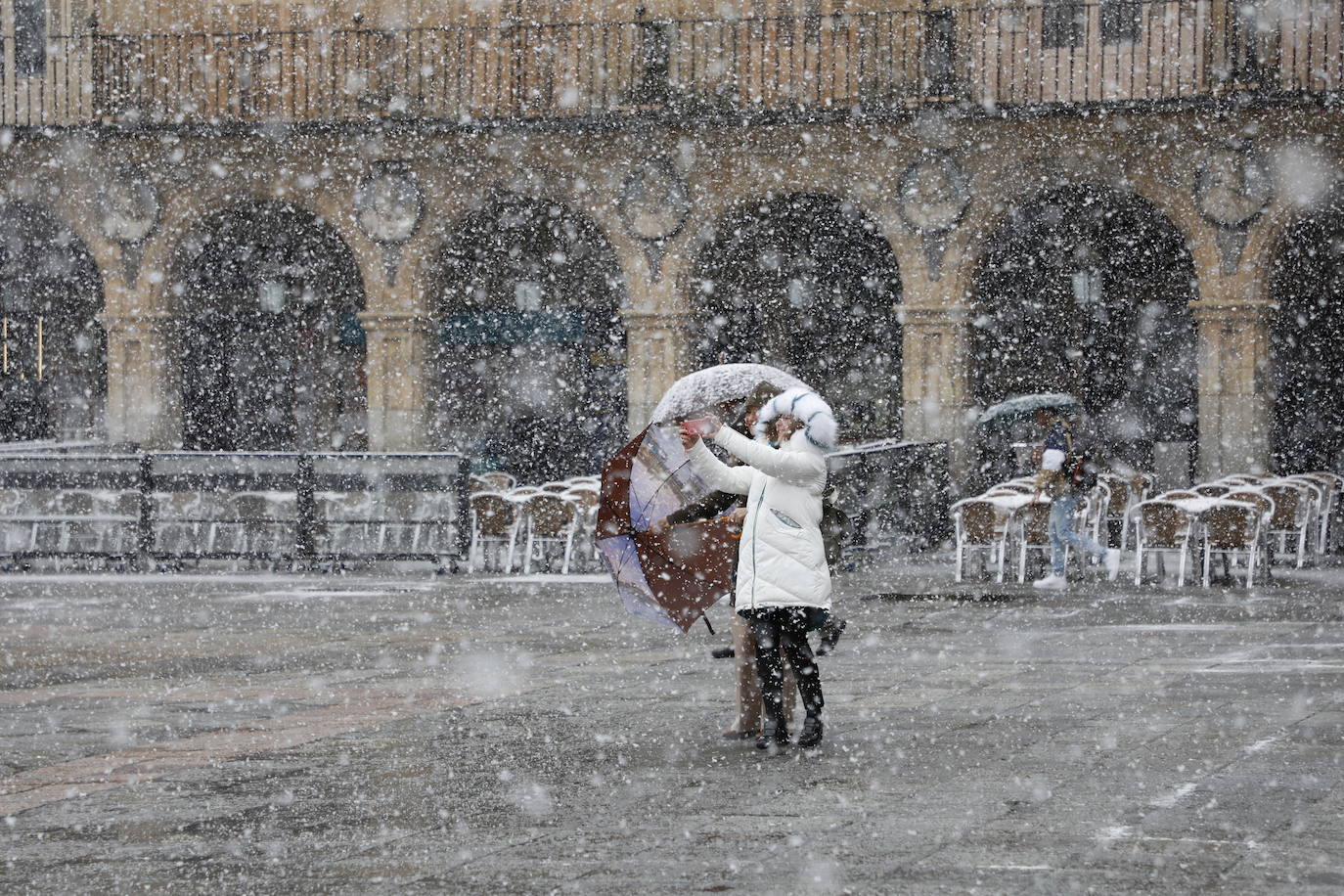 Una imagen de nieve en la Plaza Mayor.