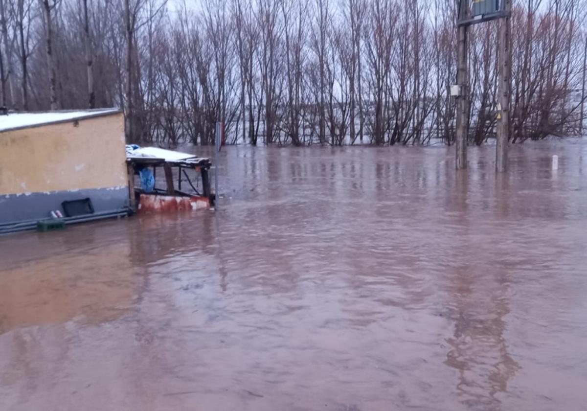 Impresionantes imágenes del desbordamiento del río Almar a su paso por Nava de Sotrobal