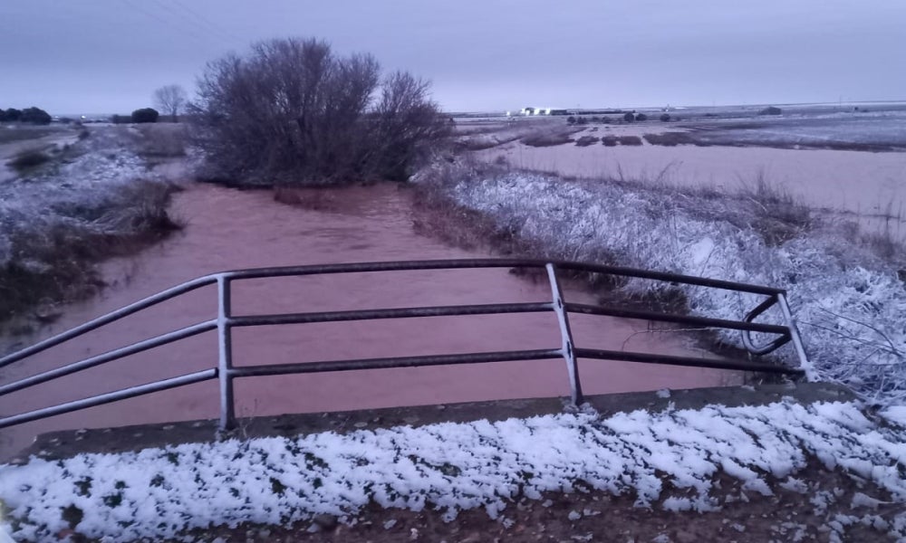 Impresionantes imágenes del desbordamiento del río Almar a su paso por Nava de Sotrobal