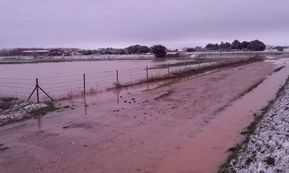 Impresionantes imágenes del desbordamiento del río Almar a su paso por Nava de Sotrobal