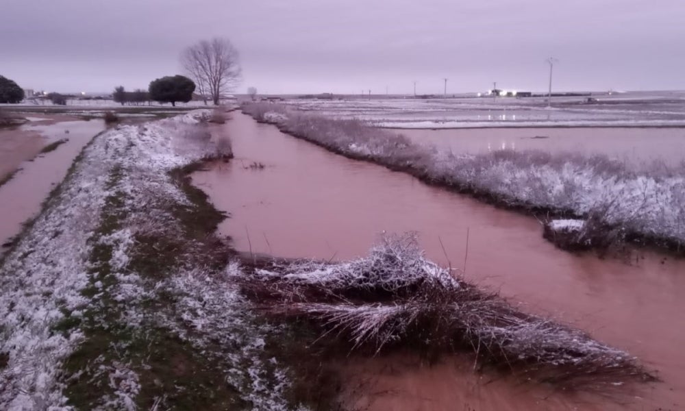 Impresionantes imágenes del desbordamiento del río Almar a su paso por Nava de Sotrobal