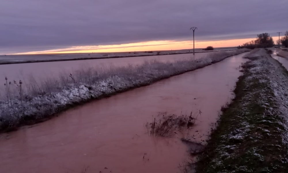 Impresionantes imágenes del desbordamiento del río Almar a su paso por Nava de Sotrobal