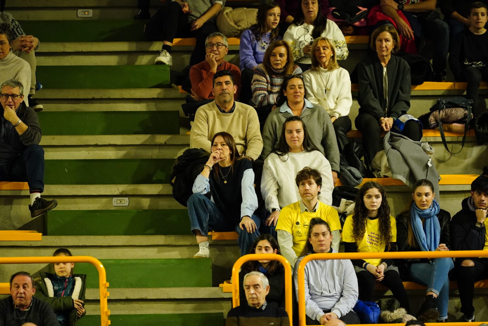 Búscate en la grada del Würzburg en el partido entre el Perfumerías Avenida y el Bembibre