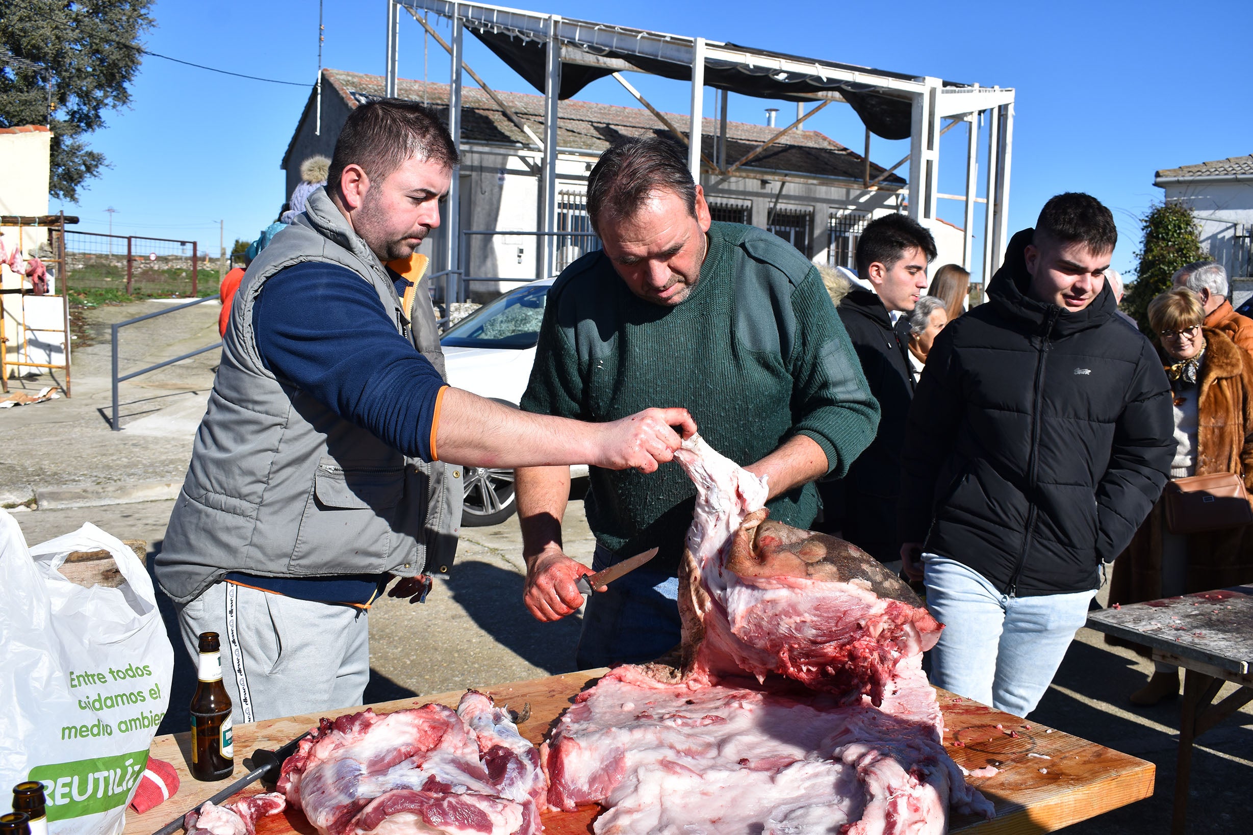 Día de convivencia en torno al sacrificio del cerdo en Martinamor