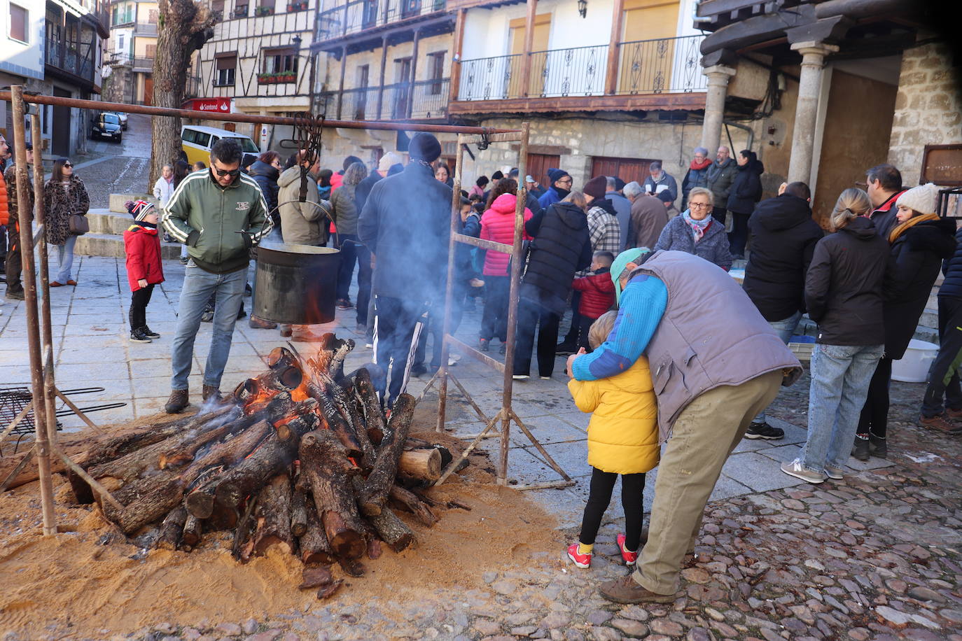 San Esteban de la Sierra disfruta de su matanza tradicional