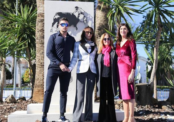 La familia Ostos, durante el homenaje.