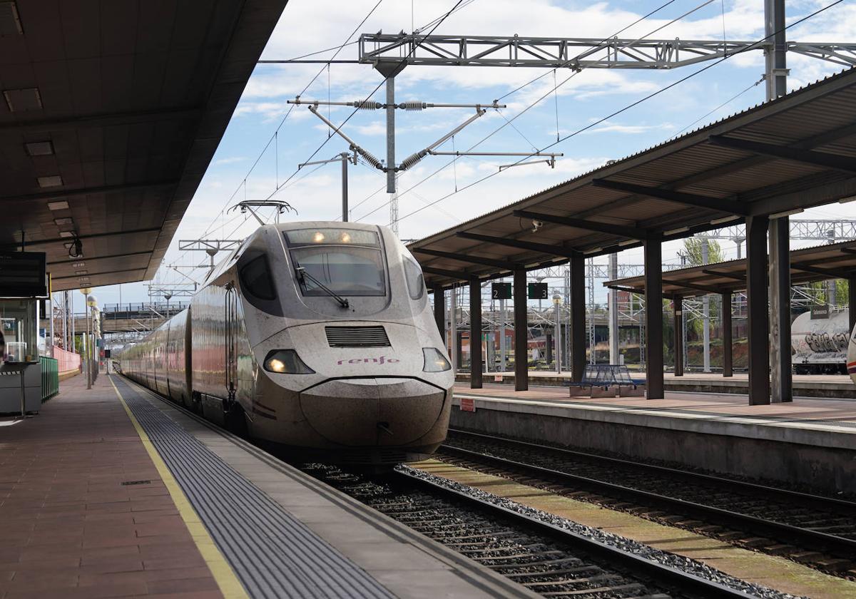 Un tren llegando a la estación de Salamanca.