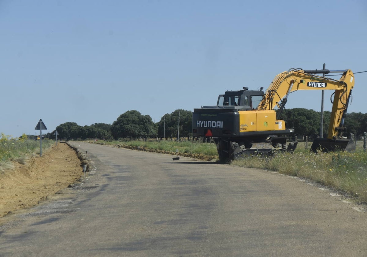 Una máquina trabajando en la anterior fase de mejora de la carretera de Sepulcro Hilario.