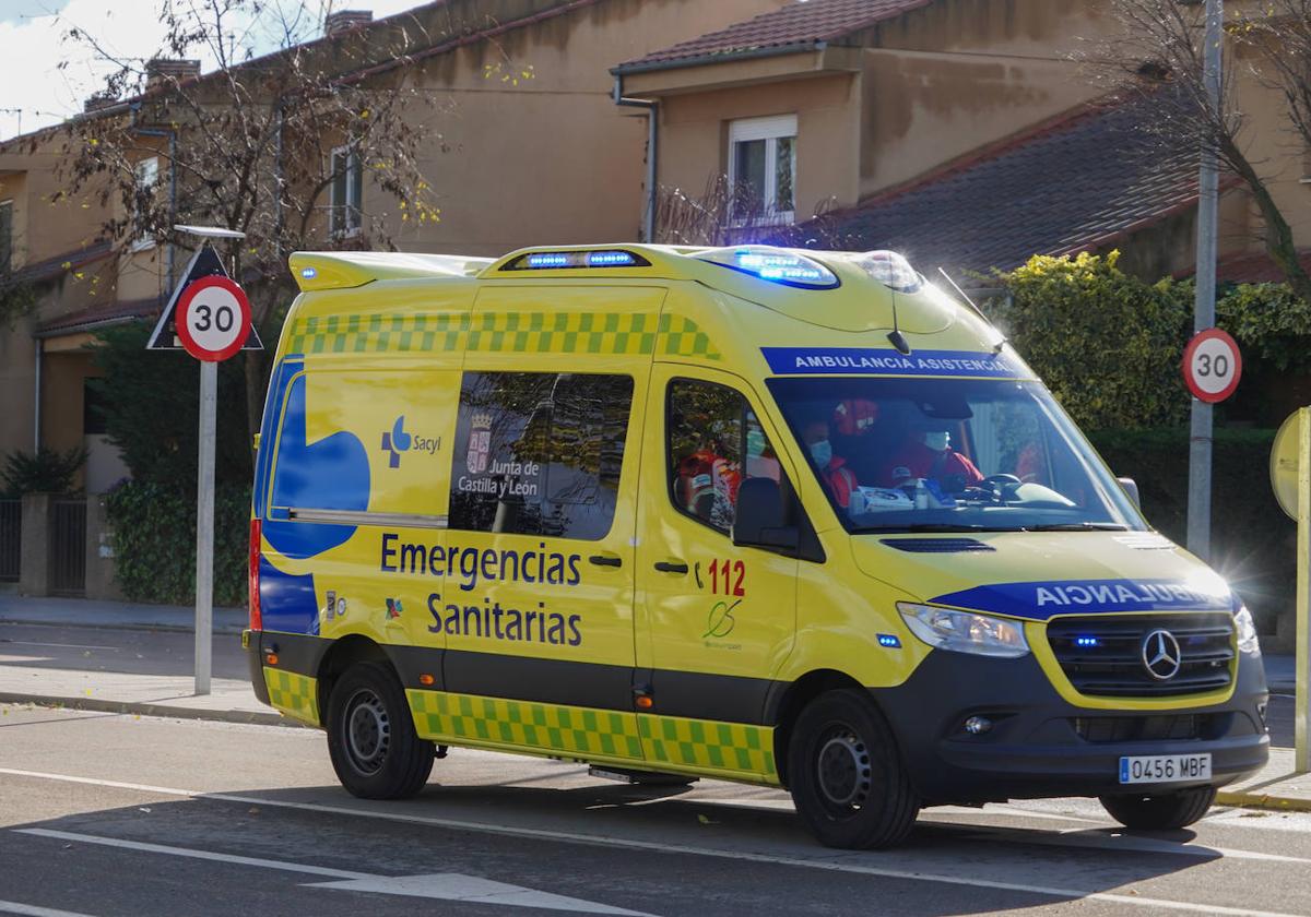 Una ambulancia, por las calles de Salamanca.