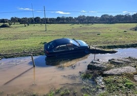 El coche tras salirse de la vía