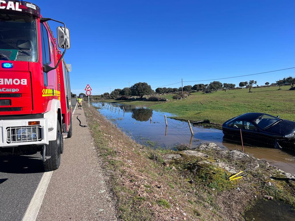 Los bomberos rescatan a un hombre atrapado en su vehículo tras salirse de la carretera en Villaseco de los Gamitos