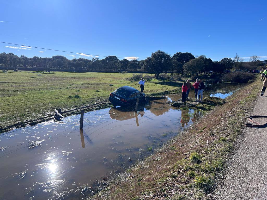 Los bomberos rescatan a un hombre atrapado en su vehículo tras salirse de la carretera en Villaseco de los Gamitos