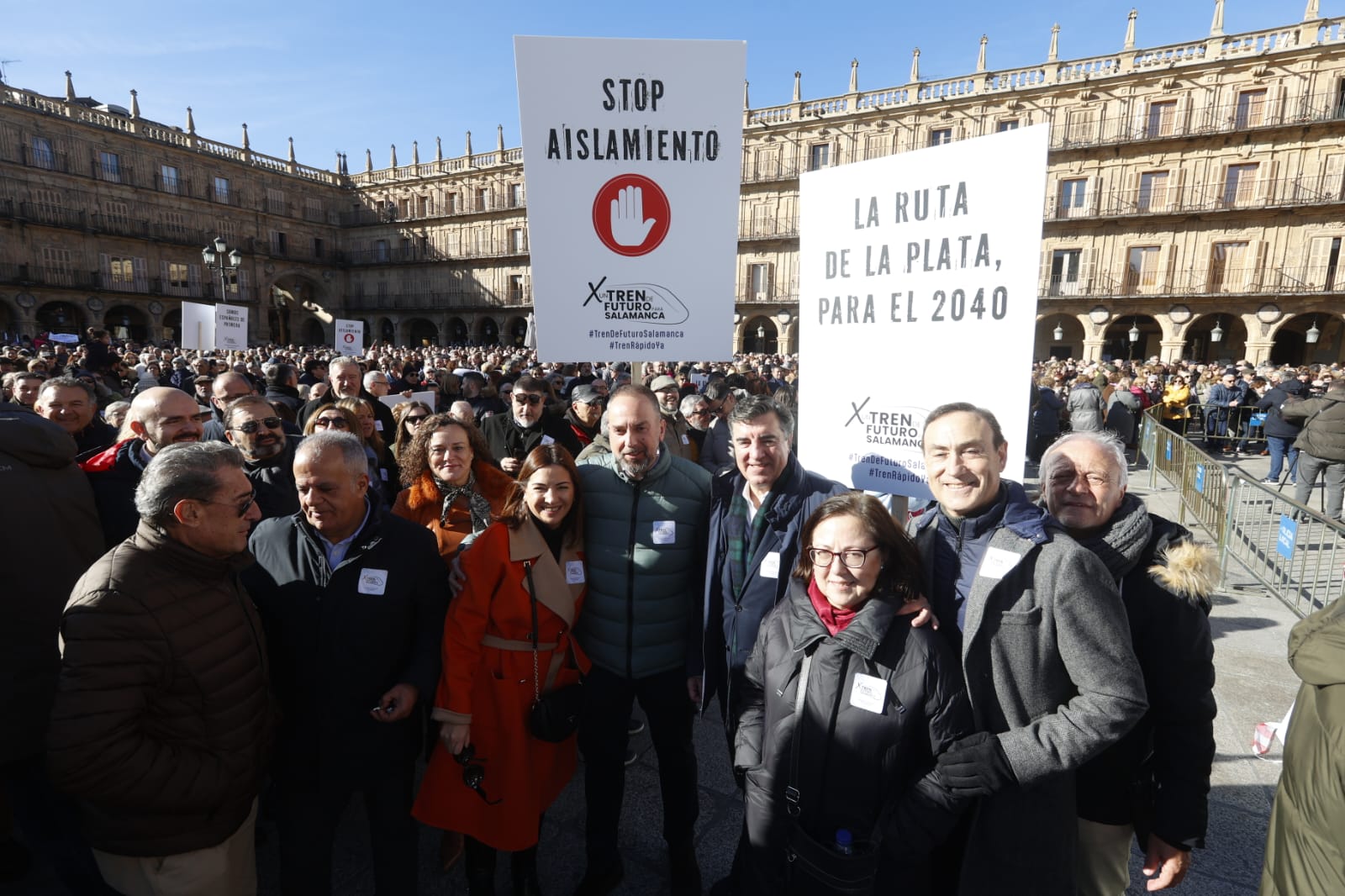 Este es el ambiente de la manifestación de la Plaza Mayor para pedir mejores conexiones ferroviarias