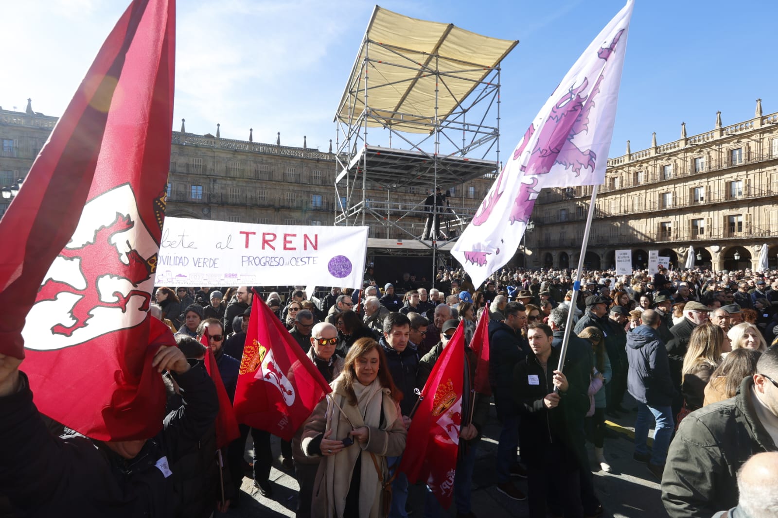 Este es el ambiente de la manifestación de la Plaza Mayor para pedir mejores conexiones ferroviarias