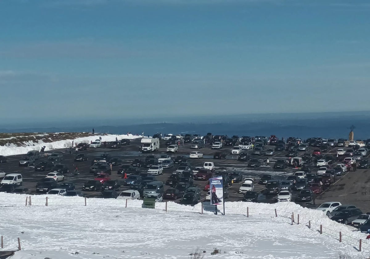 Imagen del parking durante el pasado fin de semana con coches a pesar del cierre de las pistas.