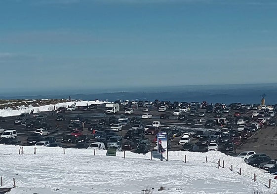Imagen del parking durante el pasado fin de semana con coches a pesar del cierre de las pistas.