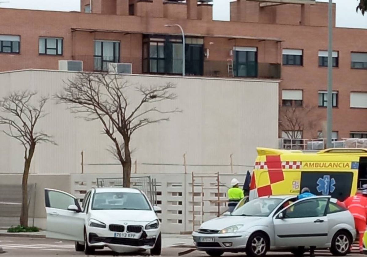 Policía y sanitarios en el lugar del impacto.