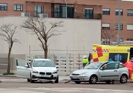 Policía y sanitarios en el lugar del impacto.