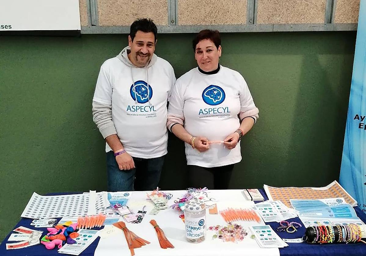 Ángela y su pareja Jesús en una mesa informativa de ASPECYL.