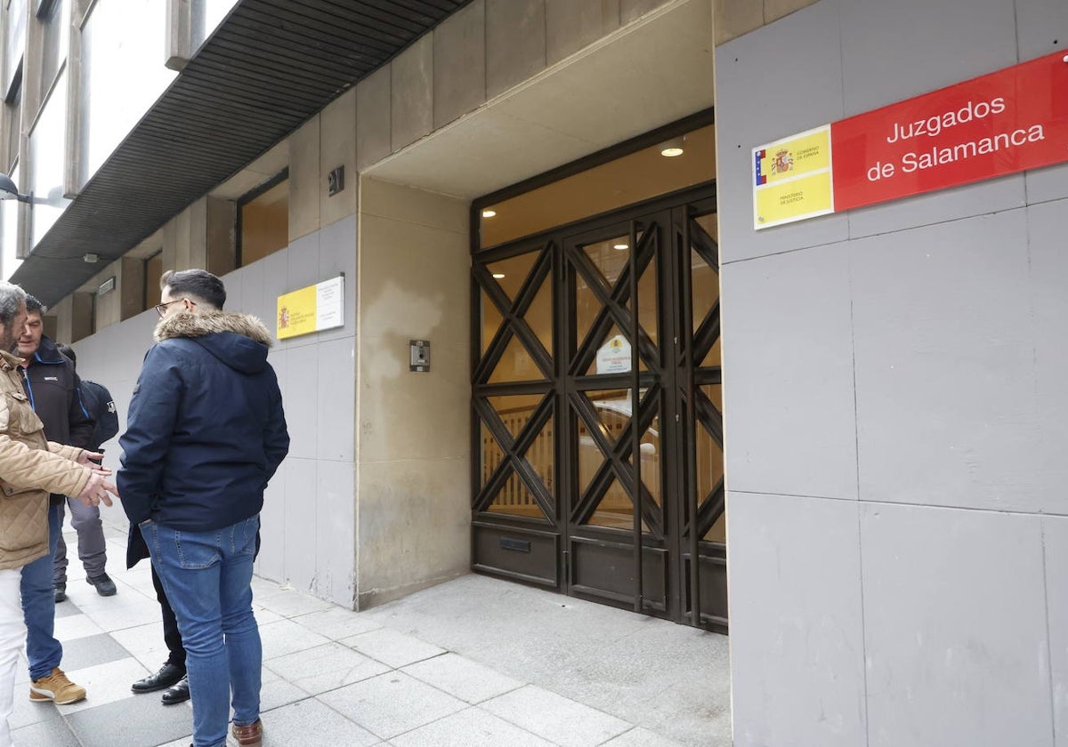 Entrada a los juzgados reubicados en Torres Villarroel.