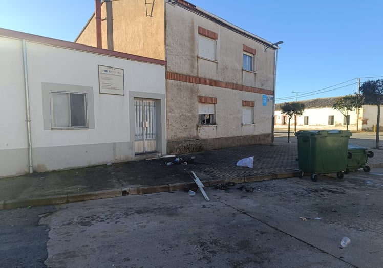 Imagen principal - Destrozos en Villoria tras la fiesta de los quintos