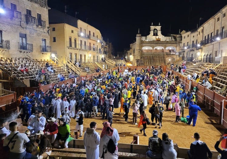 Aglomeración de jóvenes la noche del Sábado en la Plaza.