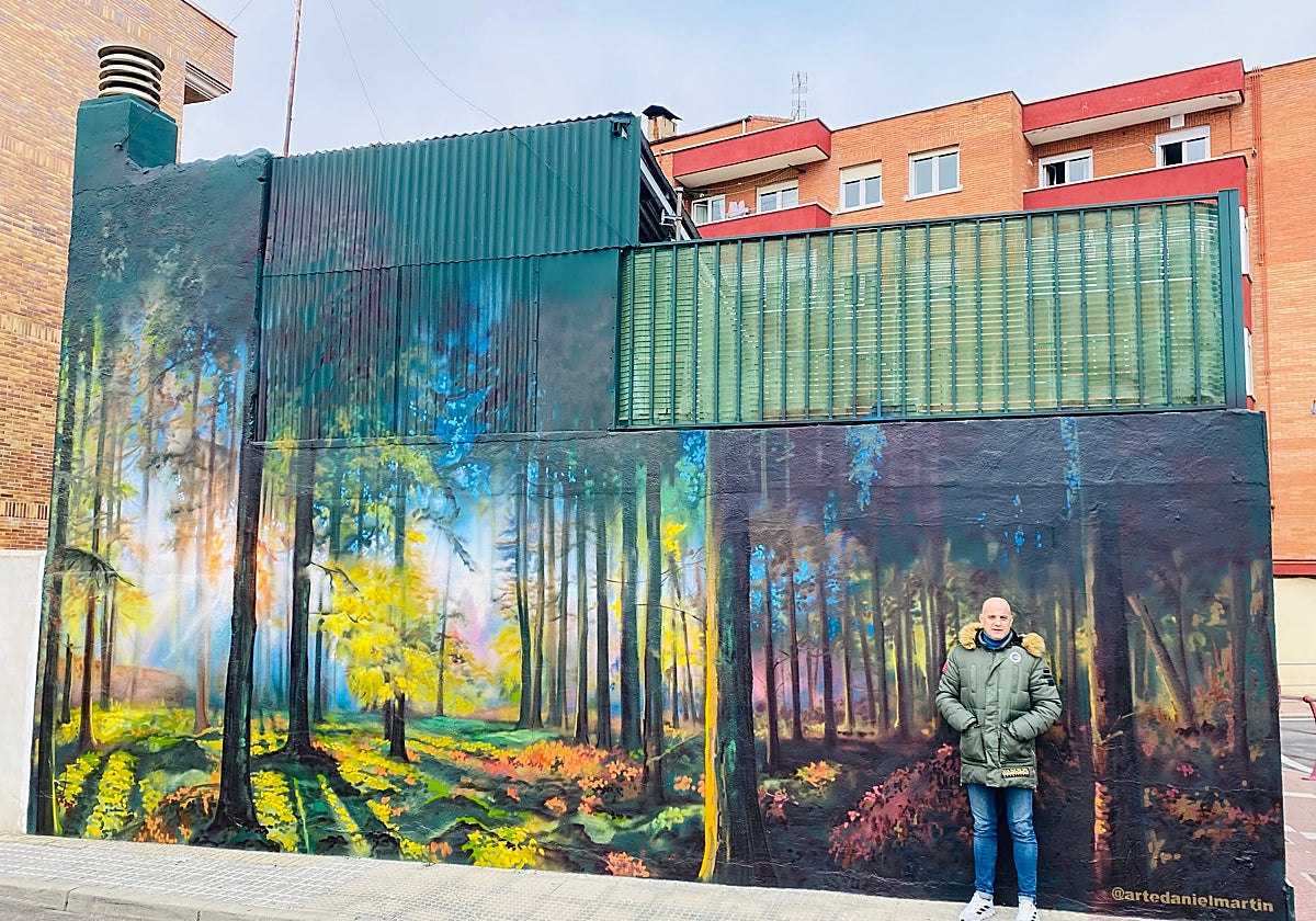 El edil de Turismo, Juan Carlos Bueno, junto al nuevo mural.