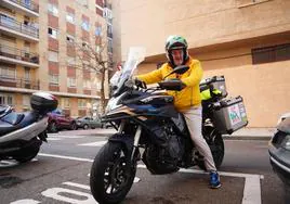 El motero Prudencio Macías, paciente con esclerosis múltiple, en su moto adaptada a la puerta de ASDEM.