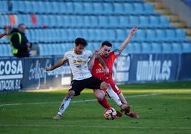 Alvarito y Asensio pelean por el balón en el derbi disputado el domingo en el Helmántico.