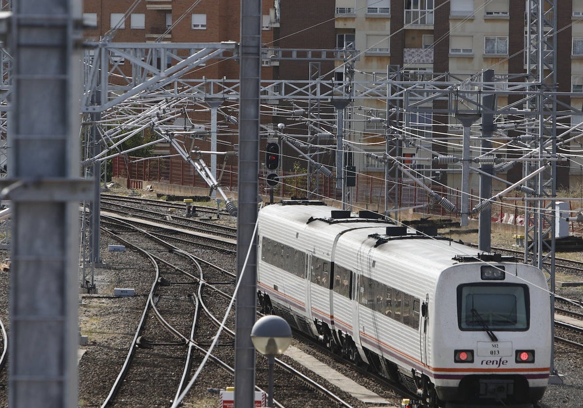 Uno de los trenes que conecta Salamanca con Valladolid.