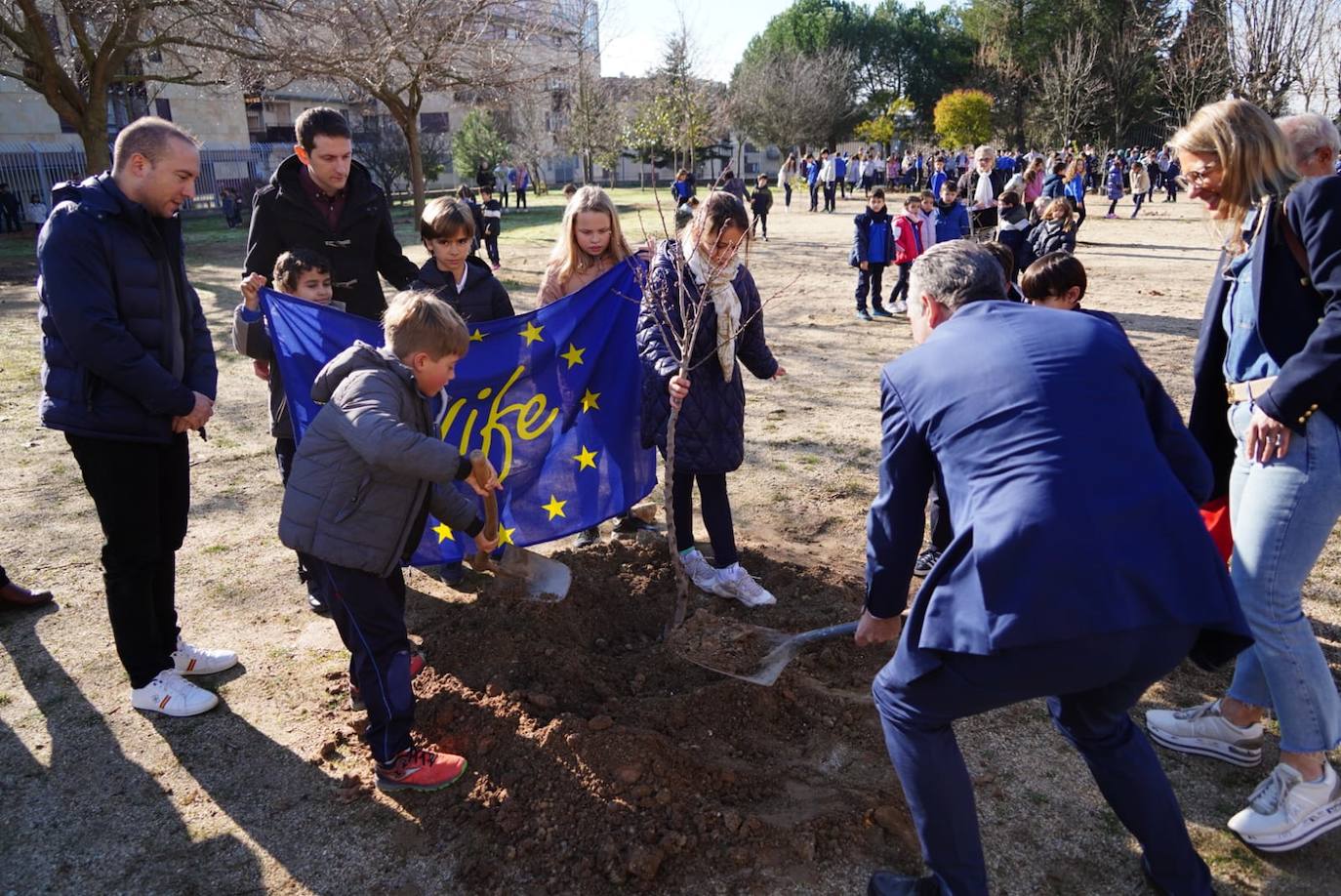 Los niños del Colegio Marista Champagnat plantan árboles dentro del proyecto &#039;Patios por el Clima&#039;