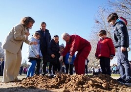 El alcalde Carlos García Carbayo, personal del colegio y algunos alumnos plantando un árbol