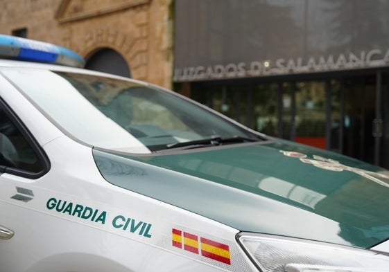 Una patrulla de la Guardia Civil en los Juzgados de Colón.