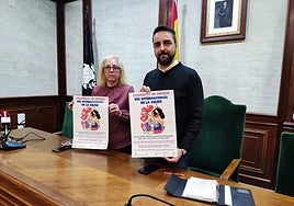 Los concejales de Asuntos Sociales e Igualdad, Maite Cascón y Javier Hernández, esta tarde en el Ayuntamiento de Béjar.