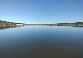 Imagen de ayer del pantano de Santa Teresa a la altura del puente de Guijuelo-Cespedosa de Tormes.