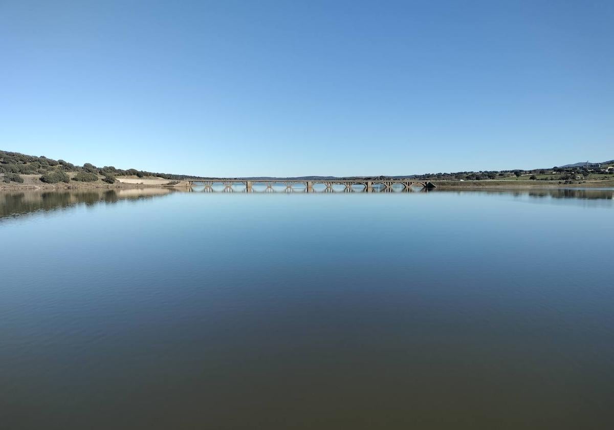 Imagen de ayer del pantano de Santa Teresa a la altura del puente de Guijuelo-Cespedosa de Tormes.