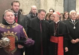 Ángel María de Pablos, en el centro junto al arzobispo Ricardo Blázquez