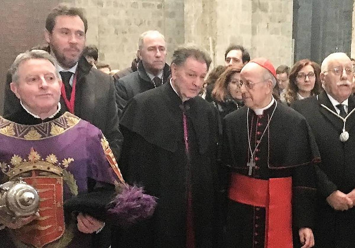 Ángel María de Pablos, en el centro junto al arzobispo Ricardo Blázquez