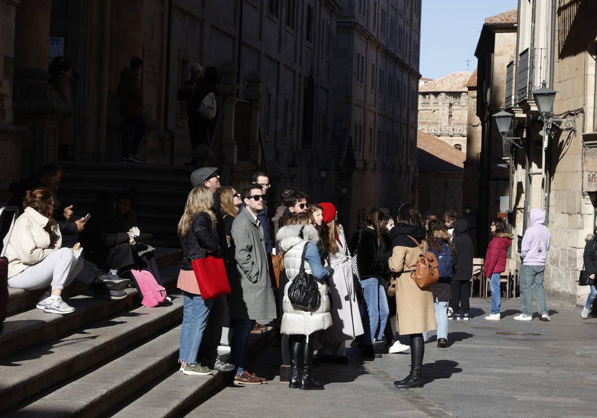 Varios turistas visitando Salamanca.